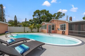 Una piscina al aire libre, una piscina climatizada
