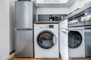 Kylskåp, mikrovågsugn, ugn och grytor/köksredskap