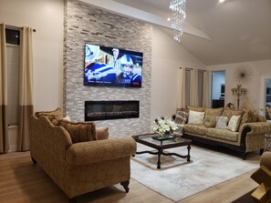 スマートテレビ、暖炉、書庫