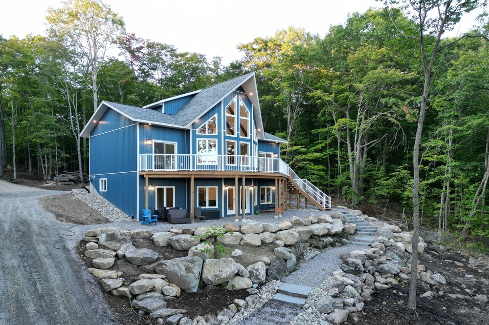 Luxury Waterfront Cottage on beautiful Little Doe Lake