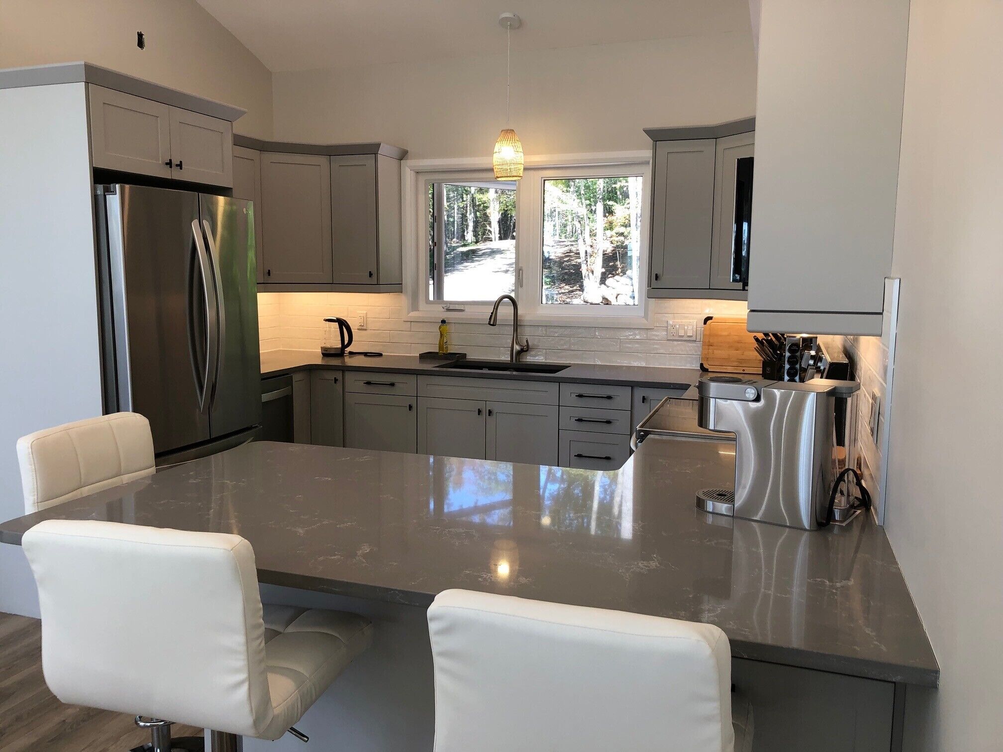 Luxury Waterfront Cottage on beautiful Little Doe Lake