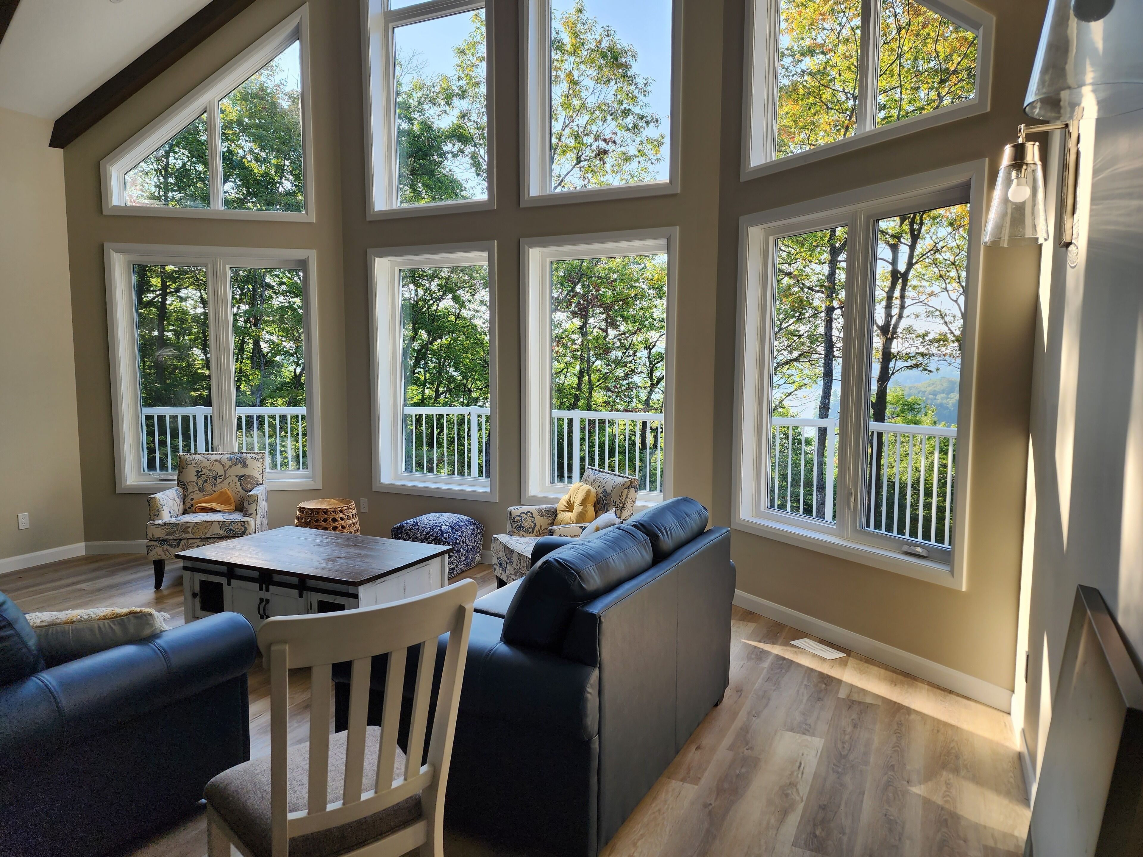 Luxury Waterfront Cottage on beautiful Little Doe Lake