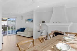 Smart TV, fireplace, books - Beach House With Pool, Pets Welcome! (Coolum Beach)