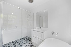Hair dryer, towels, shampoo, toilet paper - Beach House With Pool, Pets Welcome! (Coolum Beach)