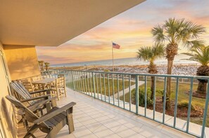Outdoor dining - Uncrowded Corner Beachfront 3BR w/3 New Spa Baths (Gulf Shores)