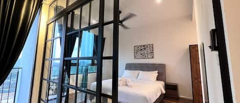 Comfort Studio Suite | Minibar, blackout drapes, soundproofing, iron/ironing board