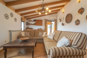 Een televisie, een open haard en een tafeltennistafel