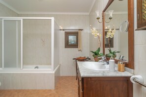 Combined shower/bathtub, hair dryer, bidet, towels - ES RAFAL COGOLLES - Wonderful country house with private pool and free WiFi. (Manacor)