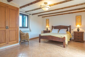 4 bedrooms, iron/ironing board, free WiFi, bed sheets