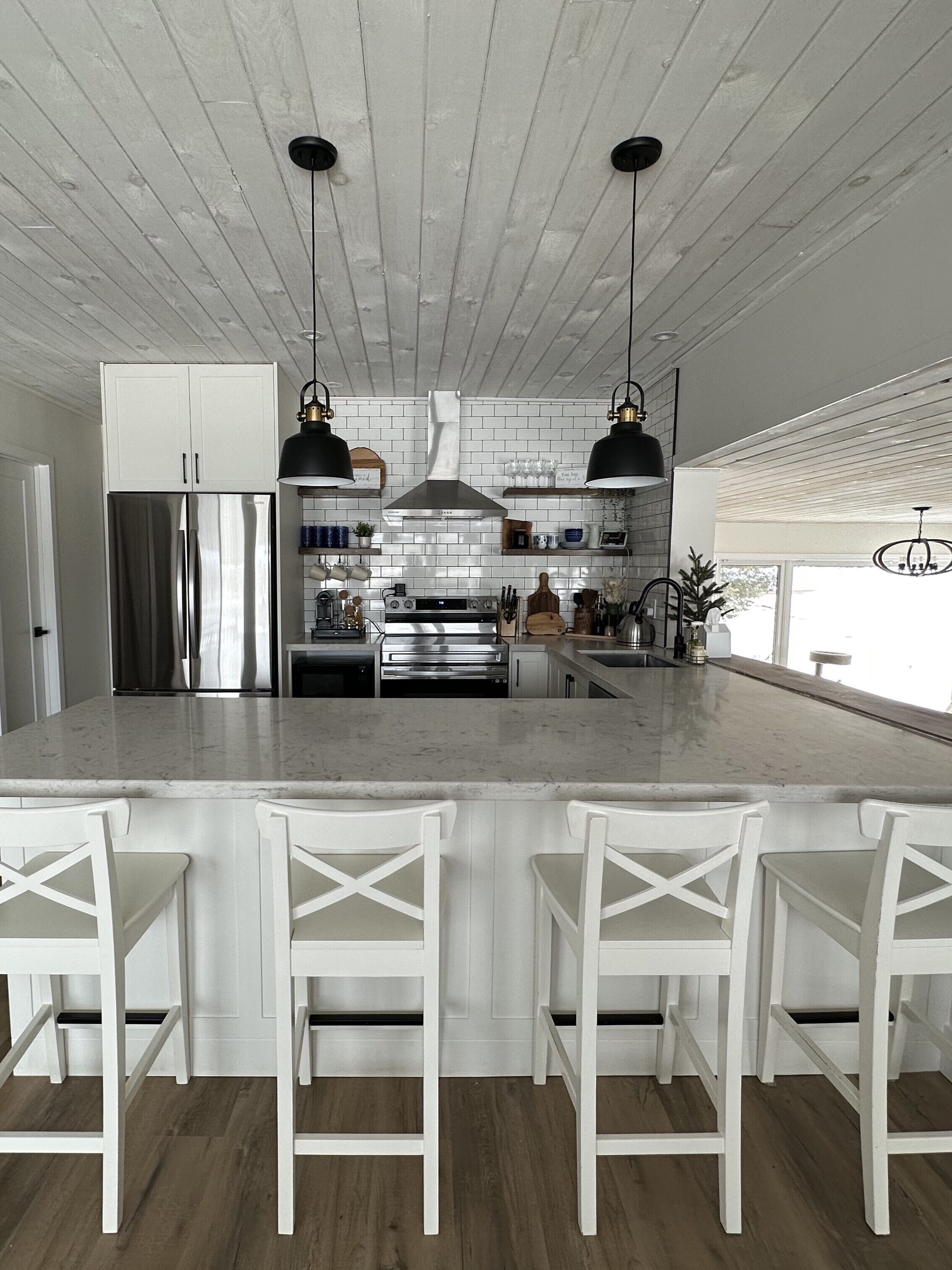 Newly Renovated Family Waterfront Cottage W/hot Tub