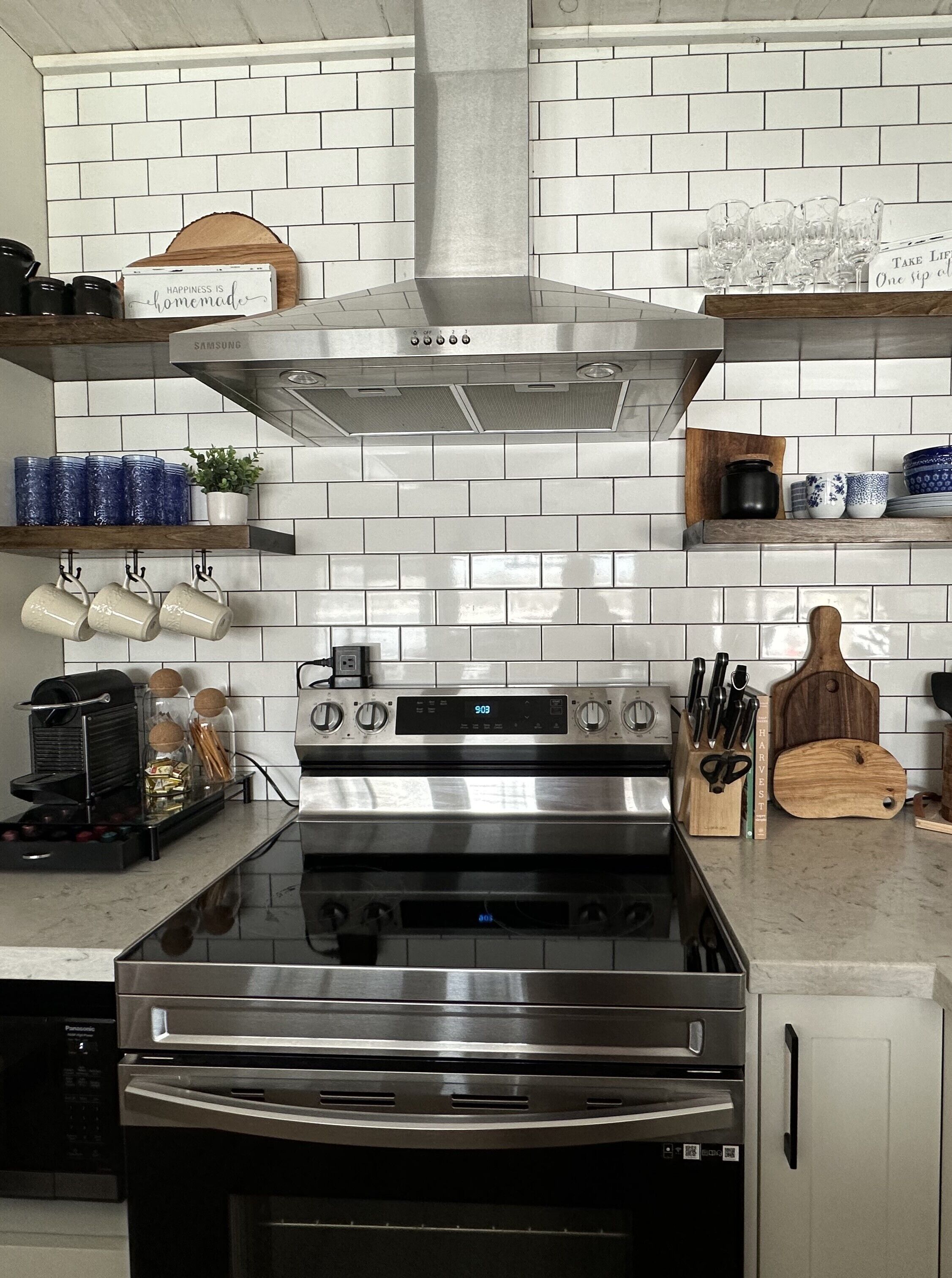 Newly Renovated Family Waterfront Cottage W/hot Tub