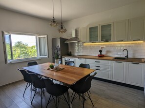 Kylskåp, ugn och kaffe- och tebryggare