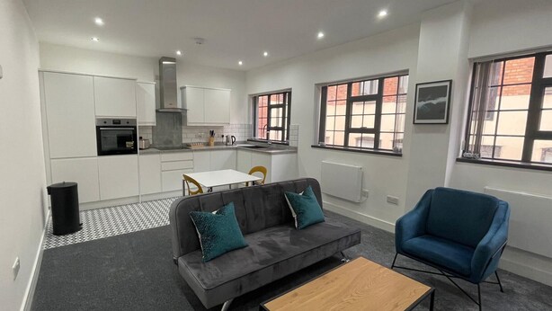 Un apartamento moderno con cocina, comedor y sala de estar.