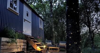 Shepherd's Hut - Sleeps 2 - Pet friendly - Parking