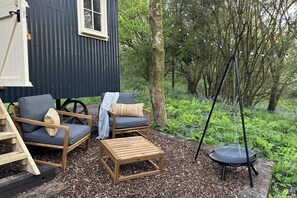 Property grounds - Shepherd's Hut - Sleeps 2 - Pet friendly - Parking (Bodmin)