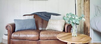 Shepherd's Hut - Sleeps 2 - Pet friendly - Parking