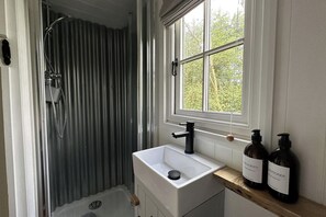 Dusche, Haartrockner, Handtücher