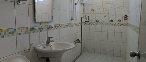 Un bagno con il water, un lavandino e una doccia.