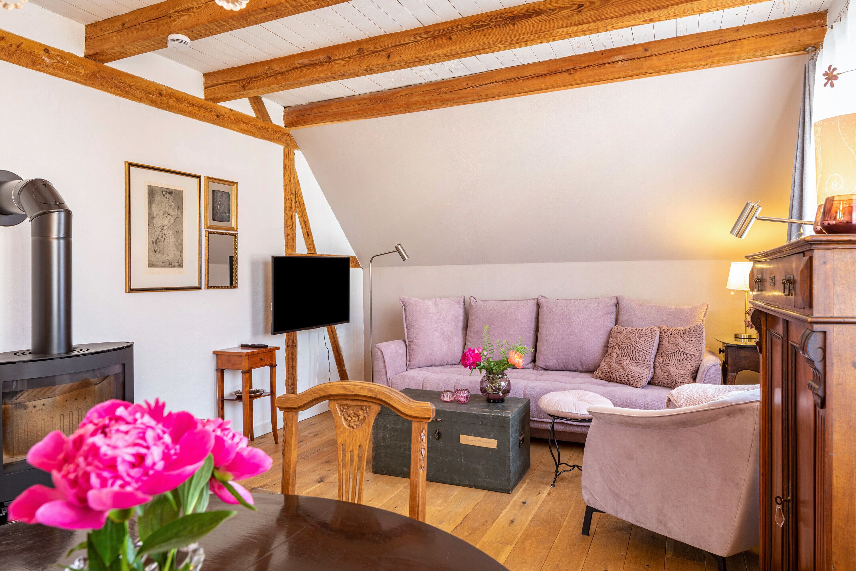 Télévision, cheminée, chaîne hi-fi