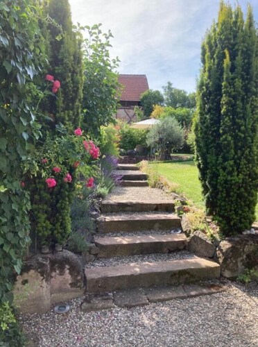 Ferienwohnung 'Kleiner Hof Rosenrot' mit Garten und WLAN