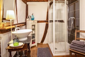Een douche, een haardroger, handdoeken