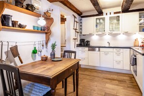 Frigorífico, horno, placa de cocina y lavavajillas