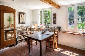 Dining - Apartment 'Kleiner Hof Vergissmeinnicht' with Shared Terrace, Shared Garden and Wi-Fi (Endingen am Kaiserstuhl)