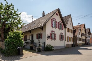 Exterior - Apartment 'Kleiner Hof Vergissmeinnicht' with Shared Terrace, Shared Garden and Wi-Fi (Endingen am Kaiserstuhl)