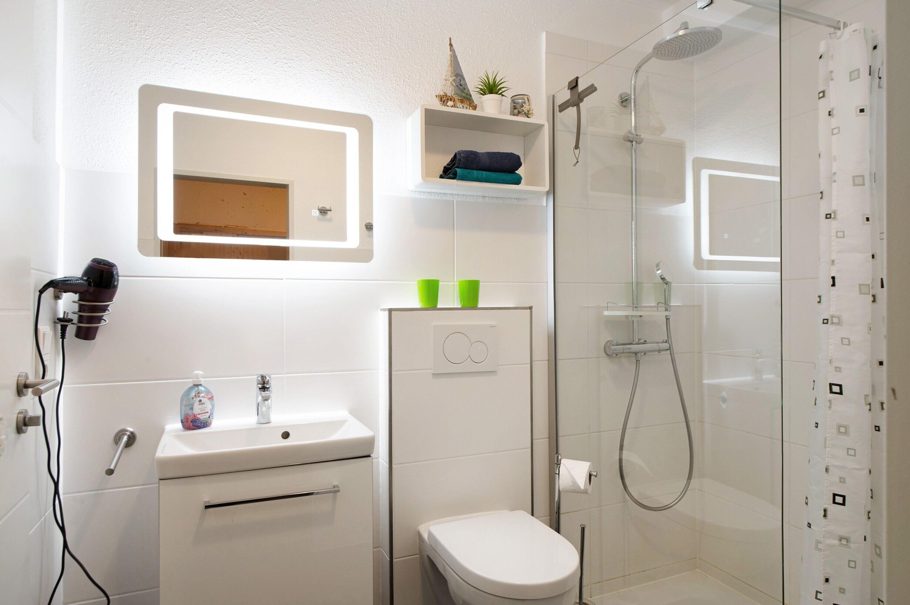 Dusche, kostenlose Toilettenartikel, Haartrockner, Handtücher
