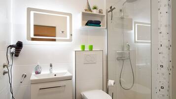 Douche, articles de toilette gratuits, sĂšche-cheveux