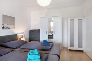 1 habitación, tabla de planchar con plancha, wifi gratis y ropa de cama