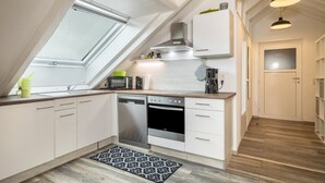 Eine moderne Küche mit Oberlicht, eingebauten Geräten und Holzboden.