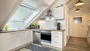 Jääkaappi, mikroaaltouuni, uuni, liesi