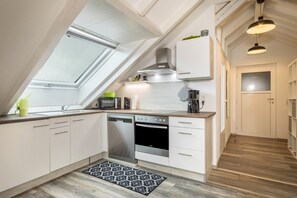 Fridge, microwave, oven, stovetop - Holiday Apartment "Straub" with Mountain View, Balcony & Wi-Fi (Meckenbeuren)