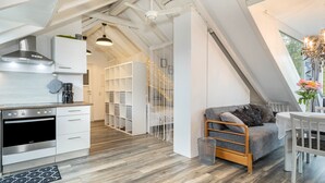 Ein modernes Loft mit Küche, Essbereich und einer gemütlichen Sitzecke.