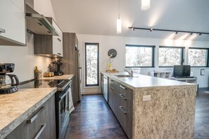 Fridge, microwave, oven, stovetop - Le Pik-Bois - In the middle of nature with Spa (Sainte-Émélie-de-l'Énergie)