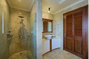 Luxury Villa, 5 Bedrooms, Garden View | Bathroom | Slippers