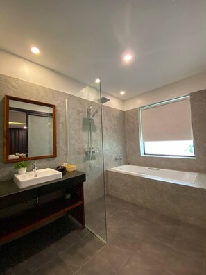 Rainfall showerhead, hair dryer, bathrobes, slippers - Ang Damnak Samrith Boutique Hotel (Siem Reap)