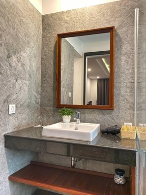 Rainfall showerhead, hair dryer, bathrobes, slippers - Ang Damnak Samrith Boutique Hotel (Siem Reap)