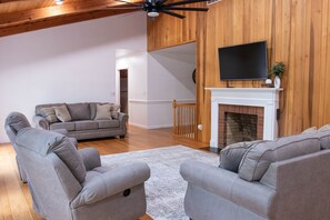 Smart TV - 3BR 3 Bath home with hot tub eight minutes from Cave Run Lake (Morehead)