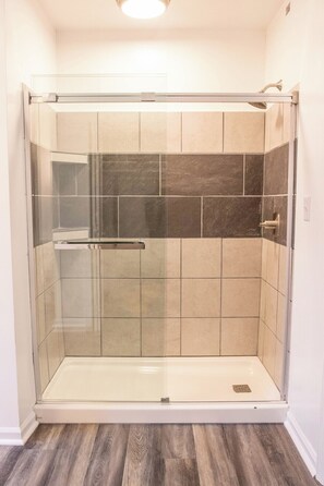 Een haardroger, handdoeken