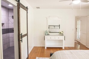 3 slaapkamers, een strijkplank/strijkijzer, reisbedje, gratis wifi