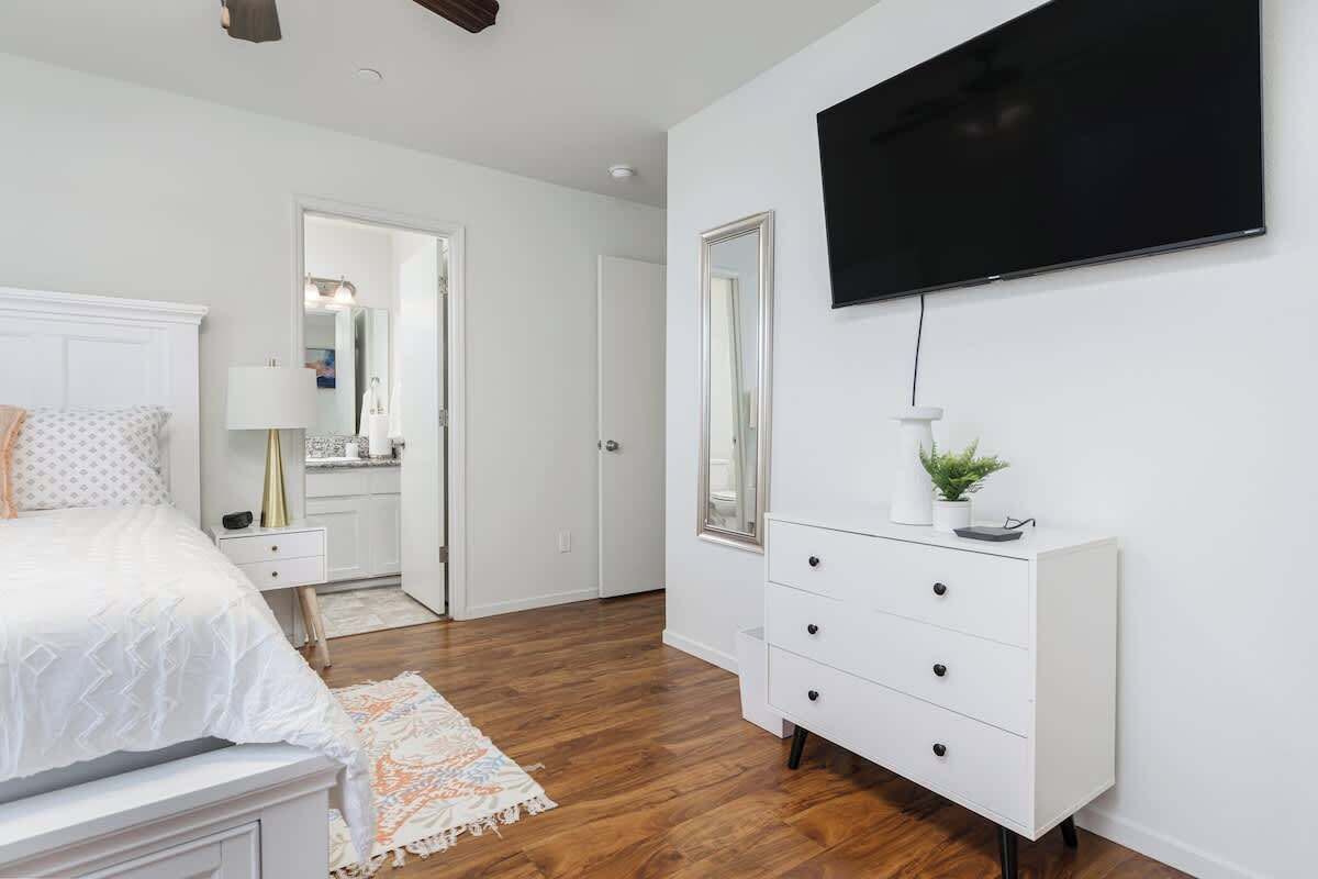 4 bedrooms, iron/ironing board, WiFi, bed sheets