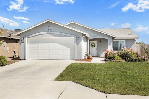 Bright & Comfy House Near NAS with Free Parking