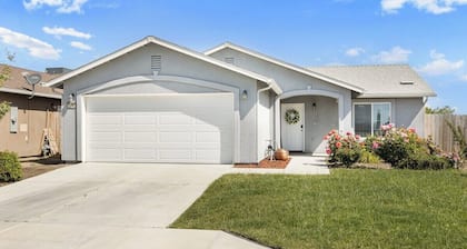 Bright & Comfy House Near NAS with Free Parking