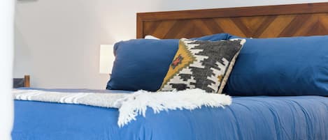 1 dormitorio, tabla de planchar con plancha, wifi y ropa de cama