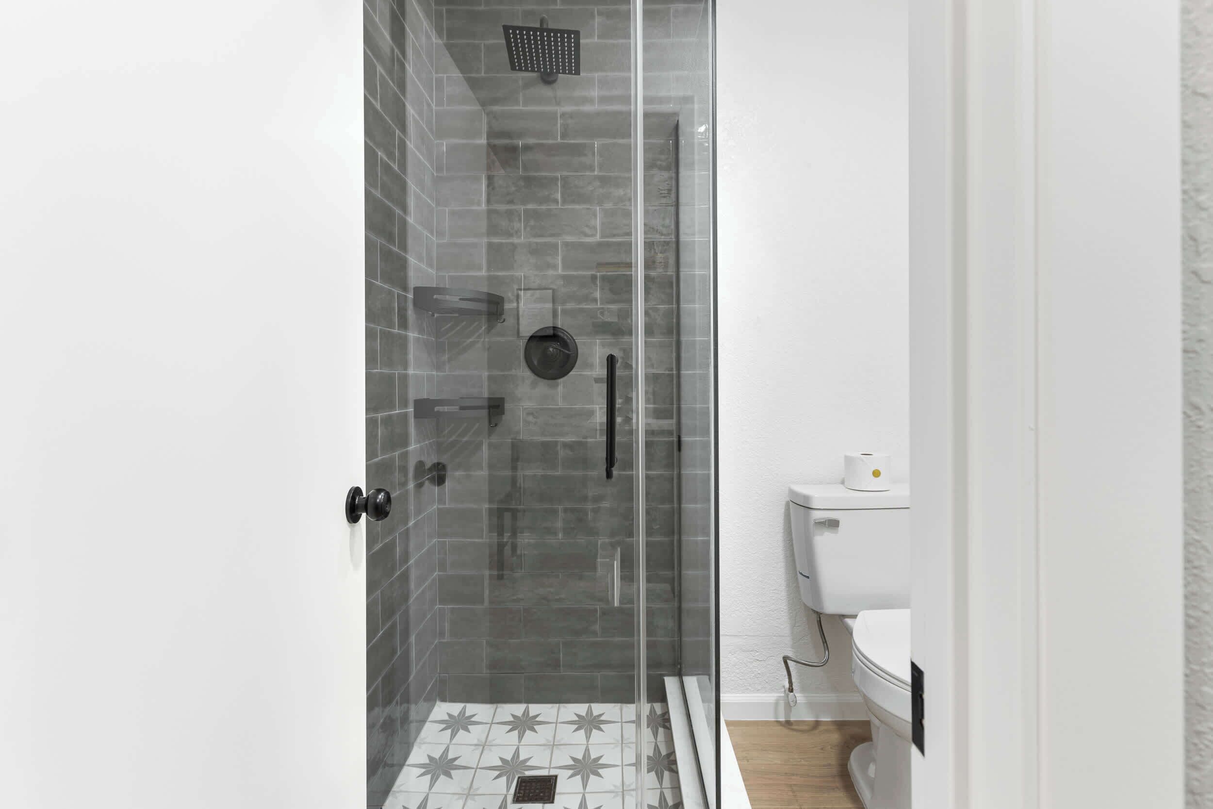 Regadera, secadora de cabello, toallas 