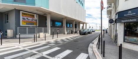 A street view with a building labeled "Direct Matel" and a "Sandwicherie" shop.