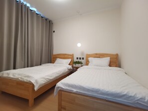 高級寝具、客室ごとに異なる装飾、客室ごとに異なるインテリア、デスク