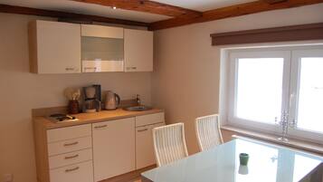 KĂŒhlschrank, Mikrowelle, Herdplatte, Wasserkocher mit Kaffee-/Teezubehör